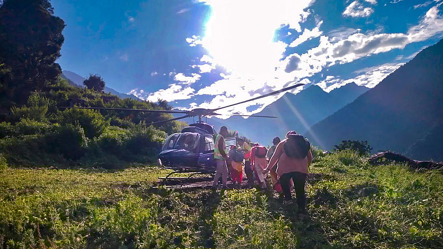 <div class="paragraphs"><p>People stuck in Madmaheshwar valley due to rains being rescued by a helicopter, in Rudraprayag district.</p></div>