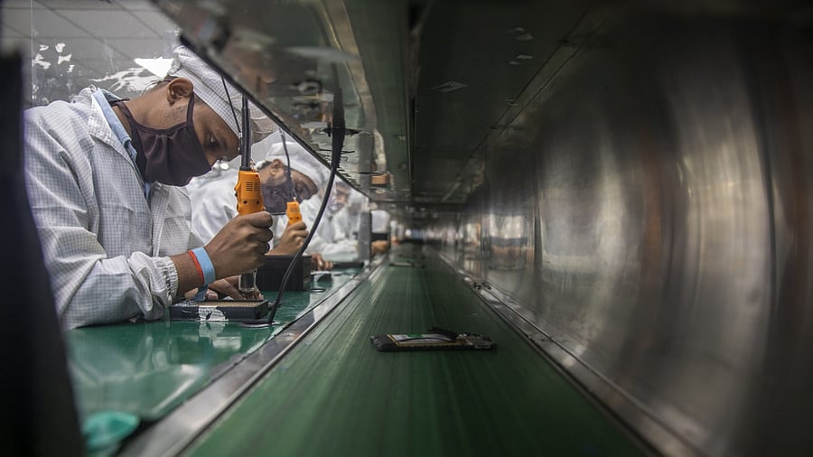 <div class="paragraphs"><p>Workers manufacture smartphones on an assembly line at a factory in Noida, Uttar Pradesh. </p></div>