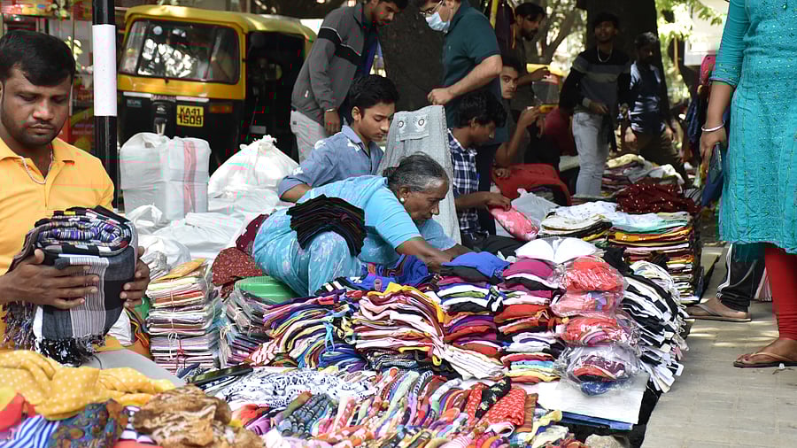 <div class="paragraphs"><p>Representative image of street vendors.</p></div>