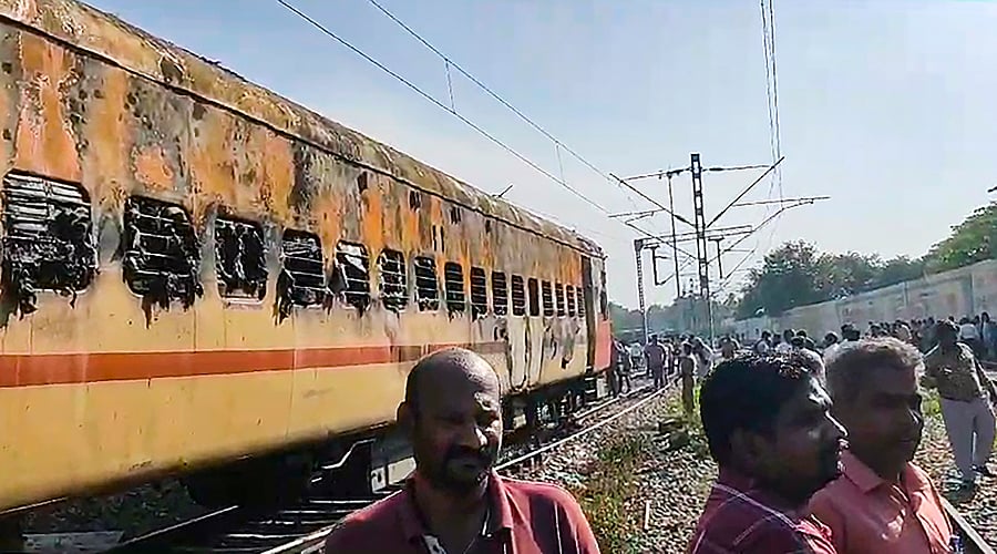<div class="paragraphs"><p> Security personnel and other officials at the spot after a fire broke out in a coach of a train at Madurai railway station.</p></div>