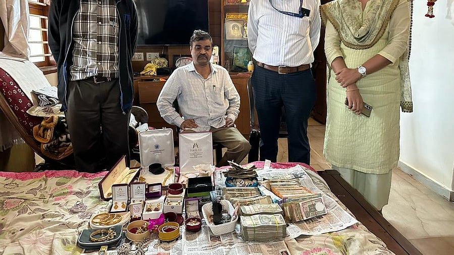 <div class="paragraphs"><p>Valuables found in the house of Kodagu Additional DC Nanjunde Gowda.</p></div>