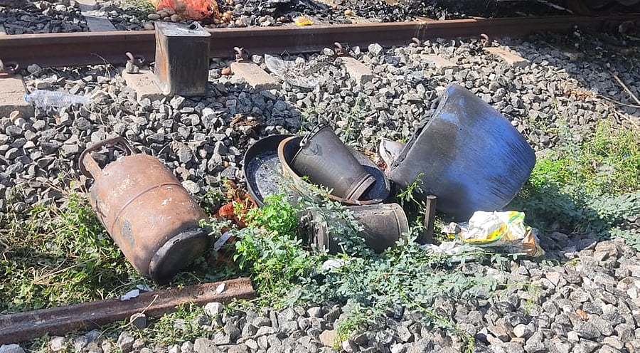 <div class="paragraphs"><p>An LPG cylinder and other items at the spot where a fire broke out in a stationary coach of a train at Madurai railway station.</p></div>