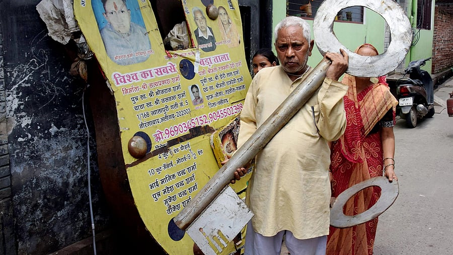<div class="paragraphs"><p>Satya Prakash Sharma, an elderly artisan from Aligarh, carries the key of a 400 kg lock which he has made for Ayodhya's Ram Mandir. </p></div>