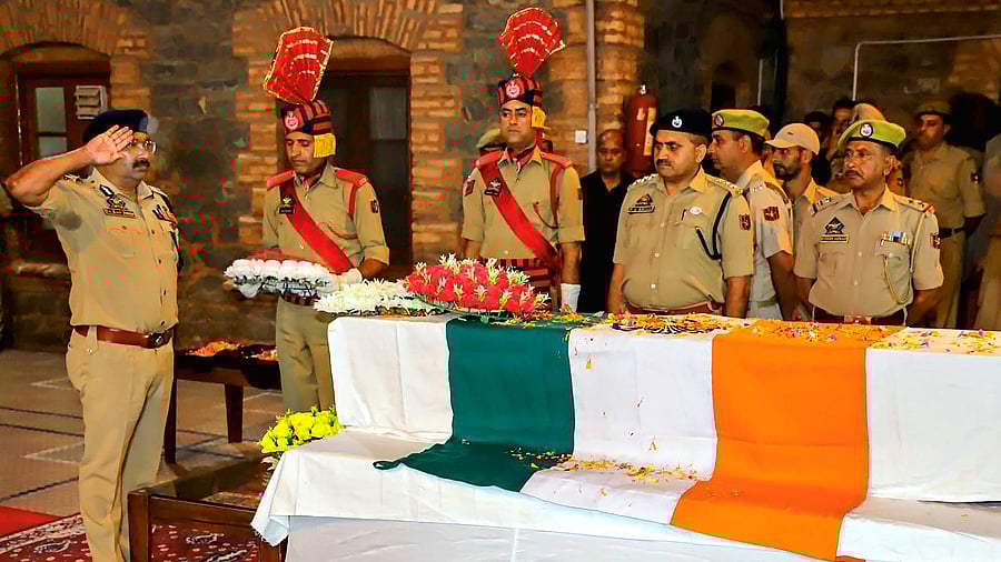 <div class="paragraphs"><p>Jammu and Kashmir cops pay homage to Deputy Superintendent of Police Humayun Bhat.</p></div>