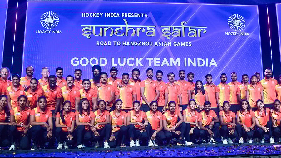 <div class="paragraphs"><p>Indian men’s and women’s hockey teams pose during a send-off ceremony, ahead of the Hangzhou Asian Games in Bengaluru on Thursday.&nbsp;</p></div>