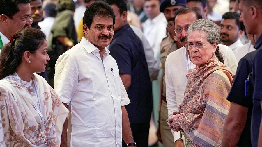 <div class="paragraphs"><p>Congress leaders Sonia Gandhi and KC Venugopal arrive for the I.N.D.I.A alliance meeting, at a hotel in Mumbai. </p></div>