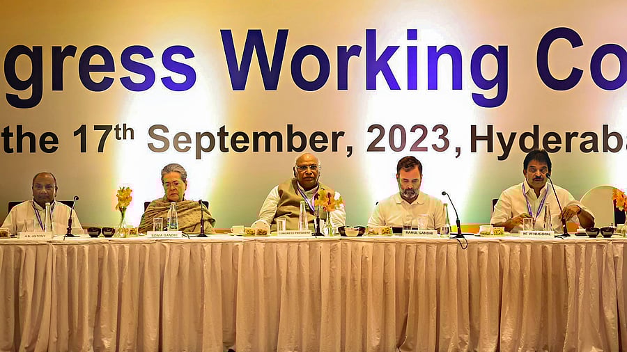 <div class="paragraphs"><p>Congress President Mallikarjun Kharge with Sonia Gandhi, Rahul Gandhi and other senior leaders during the second day of Congress Working Committee (CWC) meeting, in Hyderabad, Sunday, Sept. 17, 2023.</p></div>