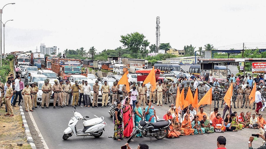 <div class="paragraphs"><p>Sakal Maratha Samaj members stage a 'Rasta Roko' protest on Pune-Solapur Highway against Jalna administration over alleged lathicharge on protestors demanding Maratha reservation, in Solapur, Sunday, Sept 3, 2023.</p></div>