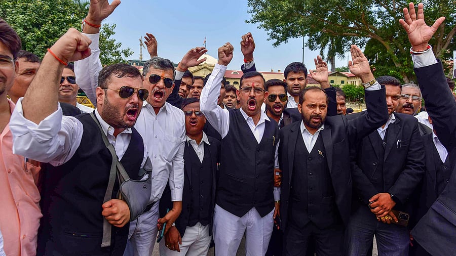 <div class="paragraphs"><p> Lawyers of Allahabad High Court raise slogans during a protest over the alleged police lathi-charge on advocates in Hapur district last week, in Prayagraj.</p></div>