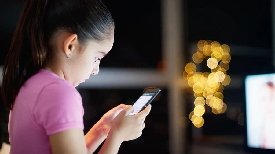 <div class="paragraphs"><p>Representative image of a child with a smartphone. </p></div>