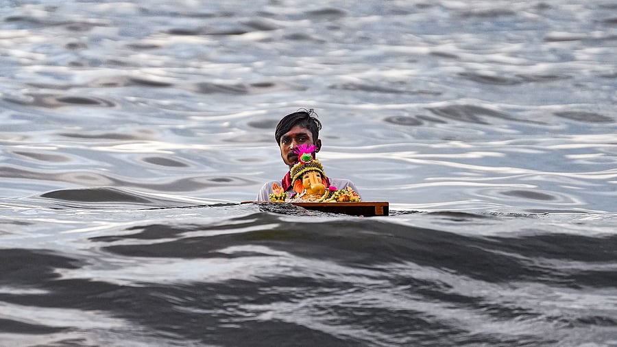 <div class="paragraphs"><p>A volunteer carries an idol of Lord Ganesha for immersion in the Arabian Sea during the seventh day of Ganesh Chaturthi festival, in Mumbai, Monday, Sept. 25, 2023.</p></div>