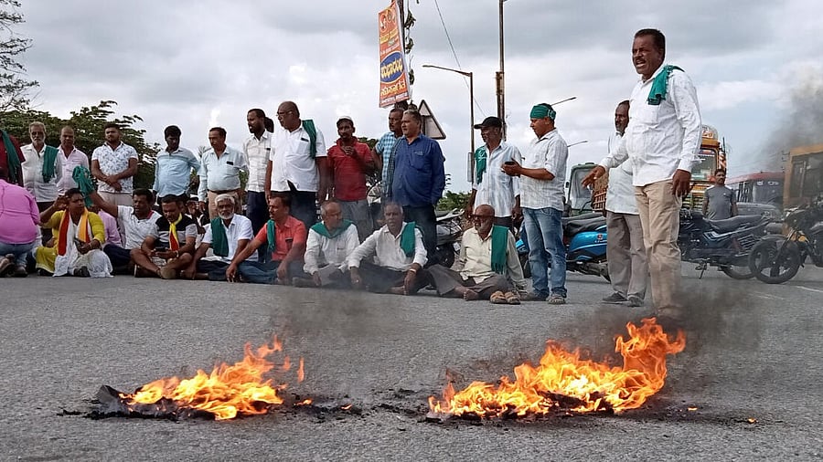 <div class="paragraphs"><p>The agitators torched tyres at Kuvempu Circle and stopped the vehicles to vent their ire.Sangha torched tyres to </p></div>