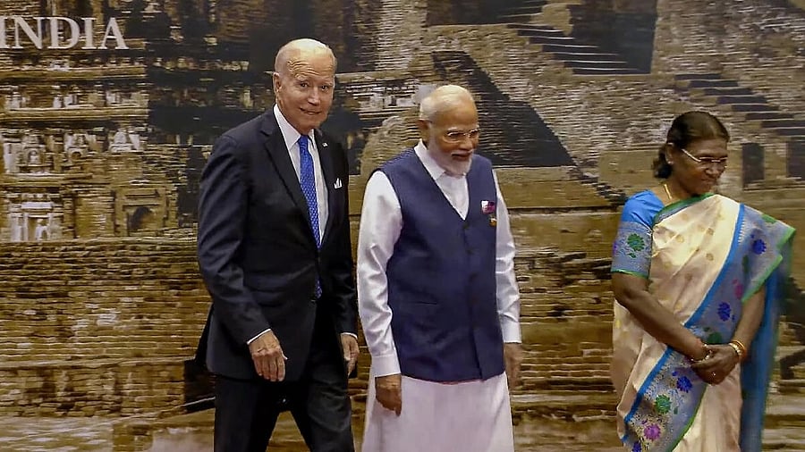 <div class="paragraphs"><p>President Droupadi Murmu and Prime Minister Narendra Modi welcome US President Joe Biden upon his arrival at the Bharat Mandapam for the Gala Dinner during the G20 Summit, in New Delhi. </p></div>
