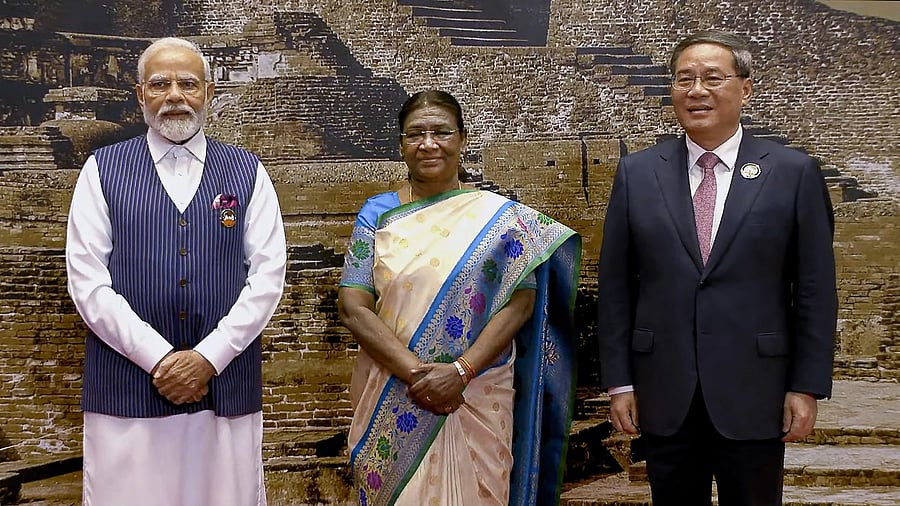 <div class="paragraphs"><p>President Droupadi Murmu and Prime Minister Narendra Modi welcome Chinese Premier Li Qiang upon his arrival at the Bharat Mandapam for the Gala Dinner during the G20 Summit.</p></div>