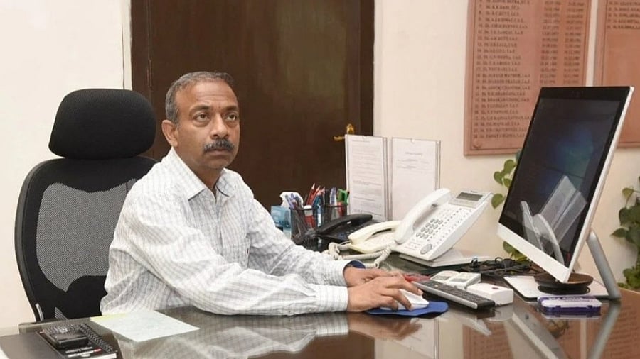 <div class="paragraphs"><p>Amit Khare</p></div>