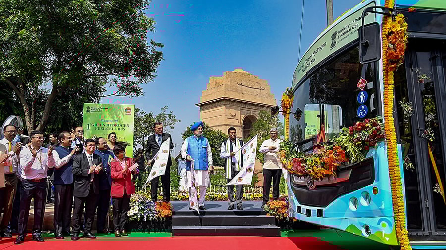<div class="paragraphs"><p>Union Minister for Petroleum and Natural Gas Hardeep Singh Puri flags off India's 1st green hydrogen fuel cell bus at India Gate, in New Delhi, Monday,.</p></div>