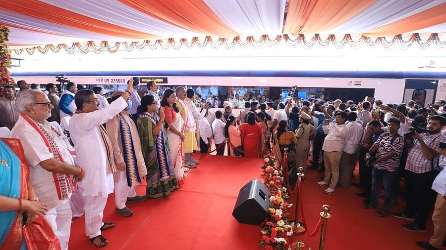 <div class="paragraphs"><p>Odisha Governor Ganeshi Lal, Union Minister Dharmendra Pradhan and several MLAs graced the occasion at the Bhubaneswar railway station.</p></div>