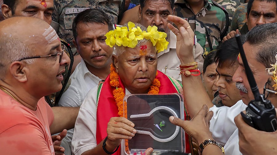<div class="paragraphs"><p>RJD chief Lalu Prasad Yadav offers prayers at the Baba Baidyanath Dham temple, in Deoghar district.</p></div>