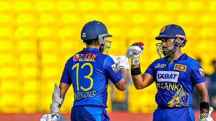 <div class="paragraphs"><p>Batting at number three, Mendis then put Sri Lanka on course for a 300 plus total with a near flawless effort comprising six boundaries and three sixes.</p></div>