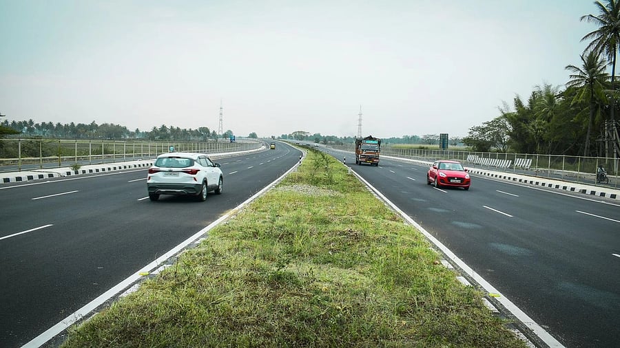 <div class="paragraphs"><p>Representative image of a highway.</p></div>