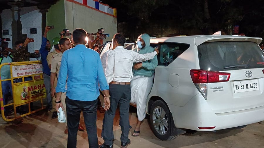 <div class="paragraphs"><p>The CCB sleuths take Abhinava Halashree Swami, an accused in Chaithra Kundapur case, to the Halaswami Mutt at Hirehadagali&nbsp;in Huvinahadagali taluk of Vijayanagar district&nbsp;on Wednesday night.</p></div>