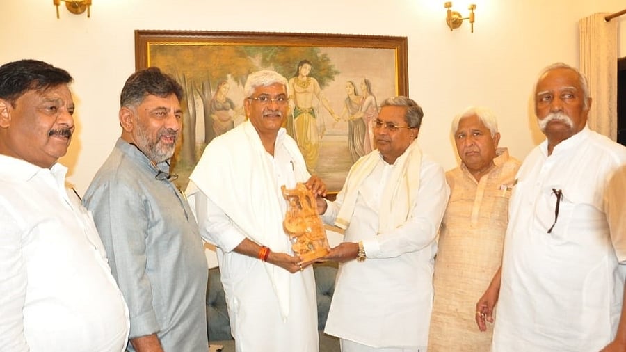 <div class="paragraphs"><p>Chief Minister Siddaramaiah presents a memento to Union Jal Shakti Minister Gajendra Singh Shekhawat in New Delhi on Thursday. Deputy Chief Minister D K Shivakumar, Ministers H K Patil, Cheluvarayaswamy and H C Mahadevappa are seen.</p></div>