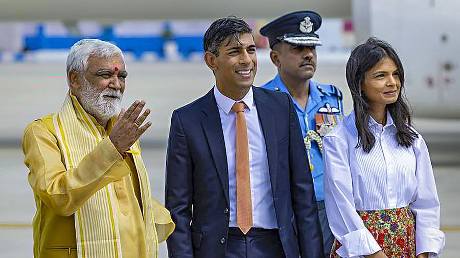 <div class="paragraphs"><p>Prime Minister of the United Kingdom Rishi Sunak and First Lady of the United Kingdom Akshata Murty being welcomed by the Minister of State for Consumer Affairs, Food & Public Distribution, Environment, Forest and Climate Change Ashwini Kumar Choubey upon their arrival at Palam Airforce Airport ahead of the G20 Summit, in New Delhi.</p></div>