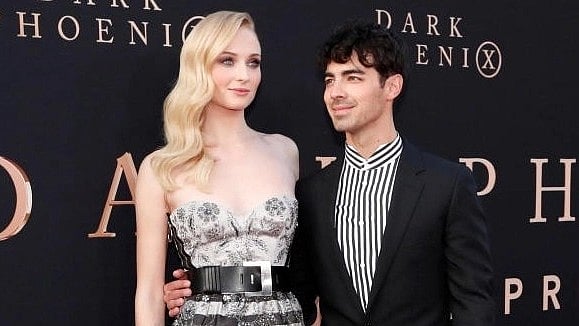 <div class="paragraphs"><p>Actor Sophie Turner poses with Joe Jonas. </p></div>