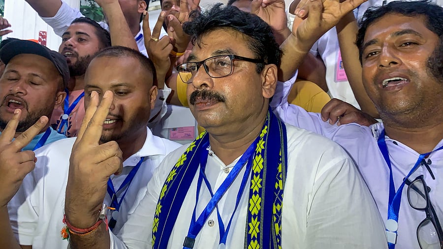 <div class="paragraphs"><p>BJP candidate Tafajjal Hossain shows victory sign after his win in the Boxanagar assembly bypoll, at Sonamura in Sepahijala district of Tripura.</p></div>
