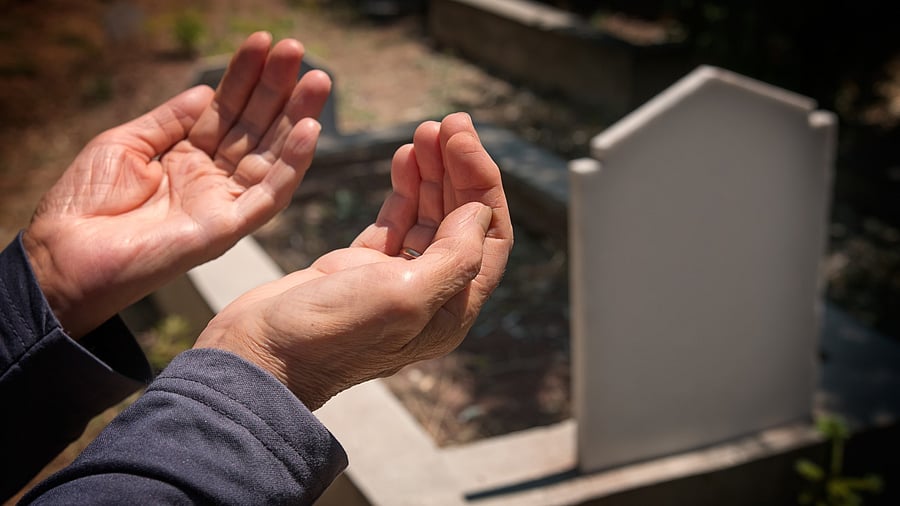 <div class="paragraphs"><p>Representative image of a Muslim person praying at a grave.</p></div>