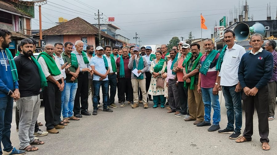 <div class="paragraphs"><p>Rajya Raitha Sangha workers stage a protest as a part of the Karnataka bandh call given by Kannada Okkuta at Gonikoppa in Kodagu on Friday. <br></p></div>
