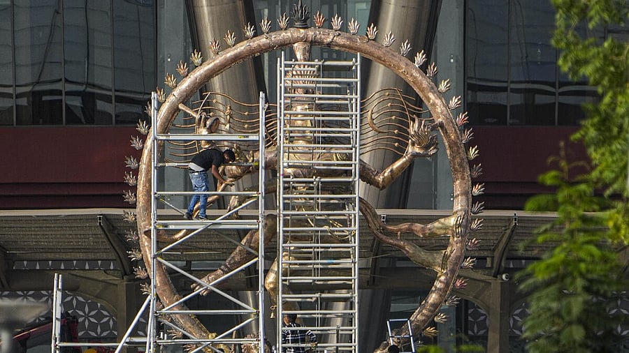 <div class="paragraphs"><p>Workers give finishing touches to the recently-installed 28-foot-tall Nataraja statue at Bharat Mandapam.</p></div>