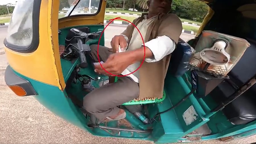 <div class="paragraphs"><p>As soon as the driver gets hold of the note, he slyly slides it into his sleeve, while holding another note worth ₹100 in his hand all this time.</p></div>