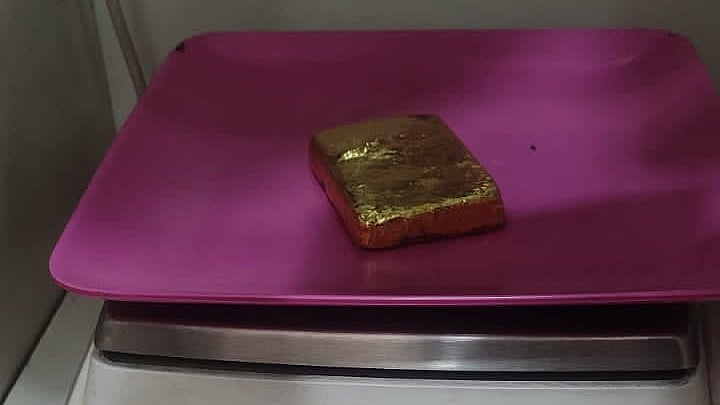 <div class="paragraphs"><p>The pictures shared by Bengaluru customs showed gold moulded into three biscuit-like structures, weighing 836.3 gram, 1.1 kg, and 924 gram.</p></div>