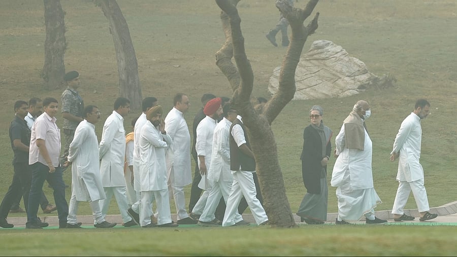 <div class="paragraphs"><p>Congress leaders at Shakti Sthal in New Delhi. </p></div>