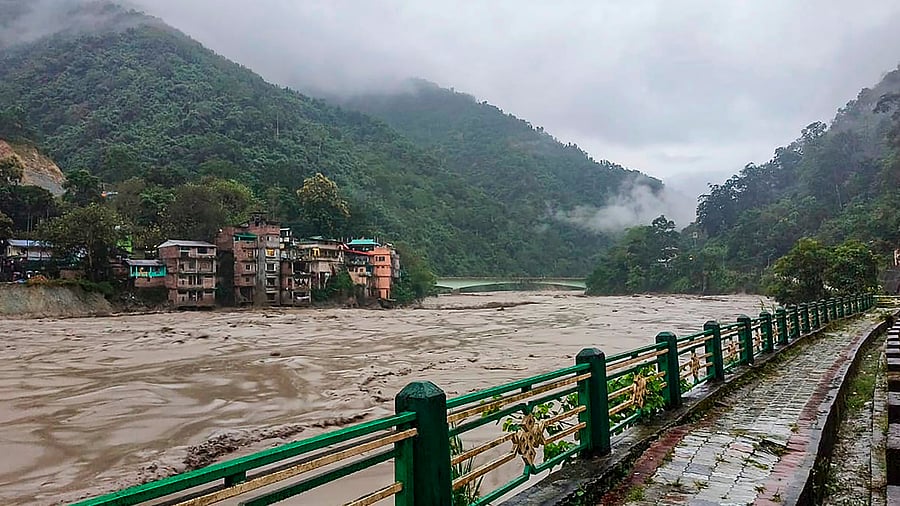 <div class="paragraphs"><p>At least 26 people have died and hundreds were missing after the cloudburst over Lhonak Lake in North Sikkim triggered a flash flood in the Teesta river basin, officials said.</p></div>