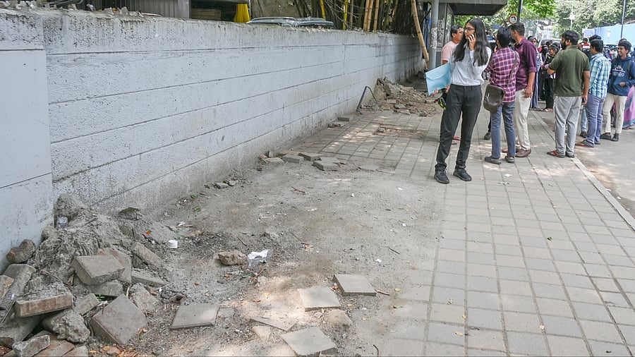 Passengers are inconvenienced by the lack of the bus shelter, which was right behind the police commissioner’s office on Cunningham Road. DH PHOTO/SK DINESH
