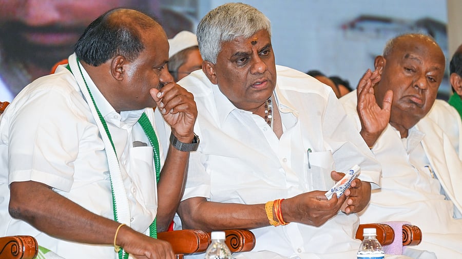 <div class="paragraphs"><p>H D Revanna (centre). </p></div>