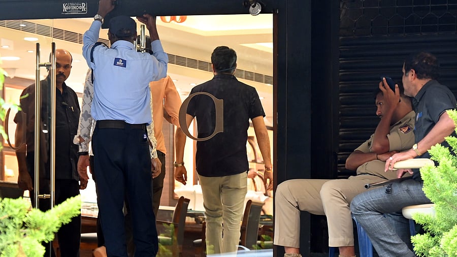 <div class="paragraphs"><p>IT officials raided a jewellery showroom in Bengaluru's MG Road on Tuesday</p></div>