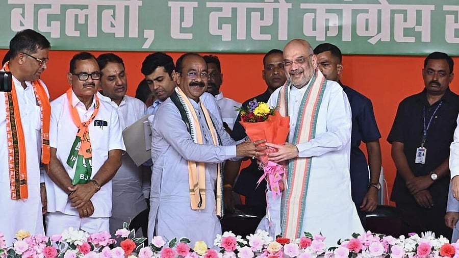 <div class="paragraphs"><p>Union Home Minister Amit Shah being felicitated by Chhattisgarh BJP President Arun Sao during a public meeting, in Rajnandgaon, Chhattisgarh. </p></div>