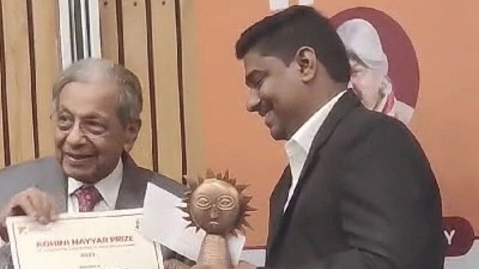 Chairman of 15th Finance Commission NK Singh presents the award to Dinanath Rajput. 