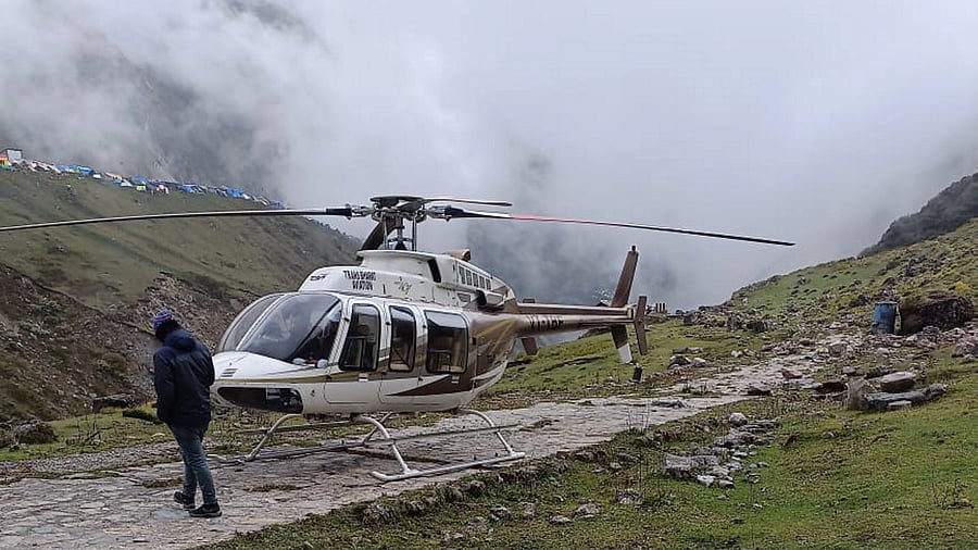 <div class="paragraphs"><p>A helicopter after it made an emergency landing owing to foggy weather at Kedarnath, in Rudraprayag district.</p></div>