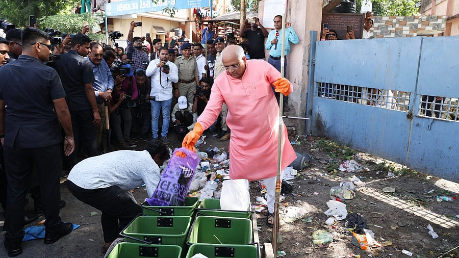 <div class="paragraphs"><p> Gujarat Chief Minister Bhupendra Patel participates in a cleanliness drive organised under the 'Swachchta Pakhwada: Swachchta Hi Seva' campaign ahead of Gandhi Jayanti, at Ghatlodia.</p></div>