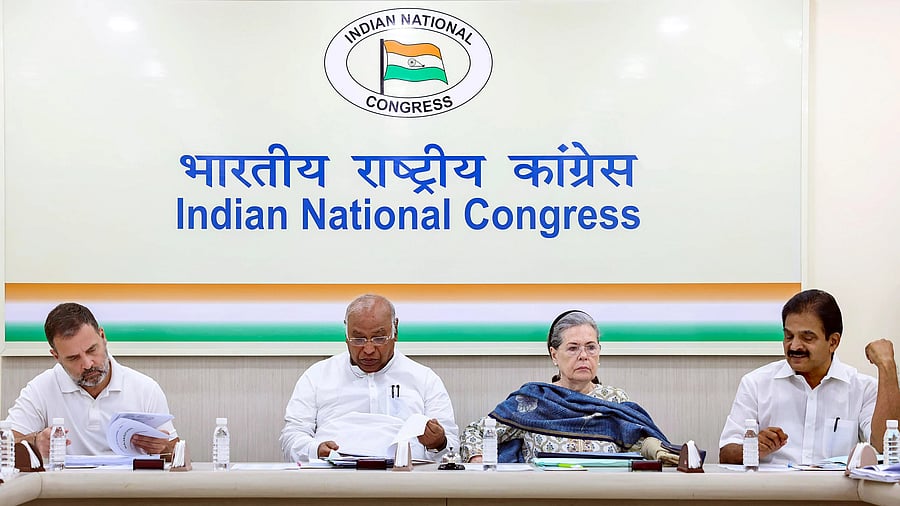 <div class="paragraphs"><p>Congress President Mallikarjun Kharge with party leaders Sonia Gandhi, Rahul Gandhi and KC Venugopal during the Congress Election Committee meeting for the upcoming assembly elections, at the AICC Headquarters in New Delhi, Wednesday, Oct. 18, 2023. </p></div>