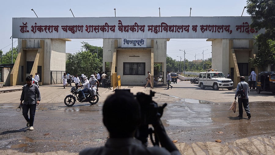 <div class="paragraphs"><p>A media member takes a video outside the main gate of the Shankarrao Chavan Government Medical College and Hospital in Nanded. </p></div>