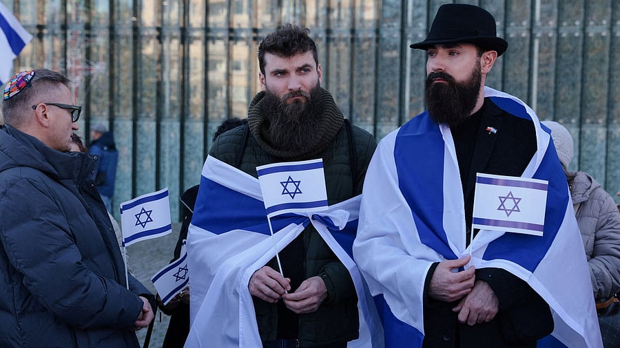 <div class="paragraphs"><p>People take part in a gathering in solidarity with victims of the Hamas attack on Israel, amid the ongoing war between Israel and the Palestinian Islamist group Hamas, next to the Museum of the History of Polish Jews and the Monument to the Ghetto Heroes in Warsaw, Poland, October 29, 2023. </p></div>