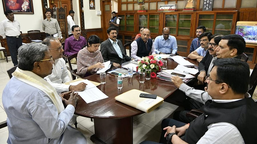 <div class="paragraphs"><p>Siddaramaiah chaired a meeting with Health Minister Dinesh Gundu Rao and senior officials to discuss this.</p></div>