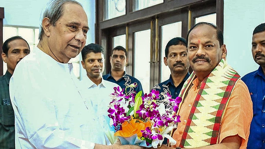 <div class="paragraphs"><p>Odisha CM Naveen Patnaik with Raghubar Das.</p></div>