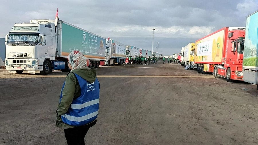 <div class="paragraphs"><p>Trucks carrying humanitarian aid from Egyptian NGOs for Palestinians, wait for the reopening of the Rafah crossing at the Egyptian side. </p></div>