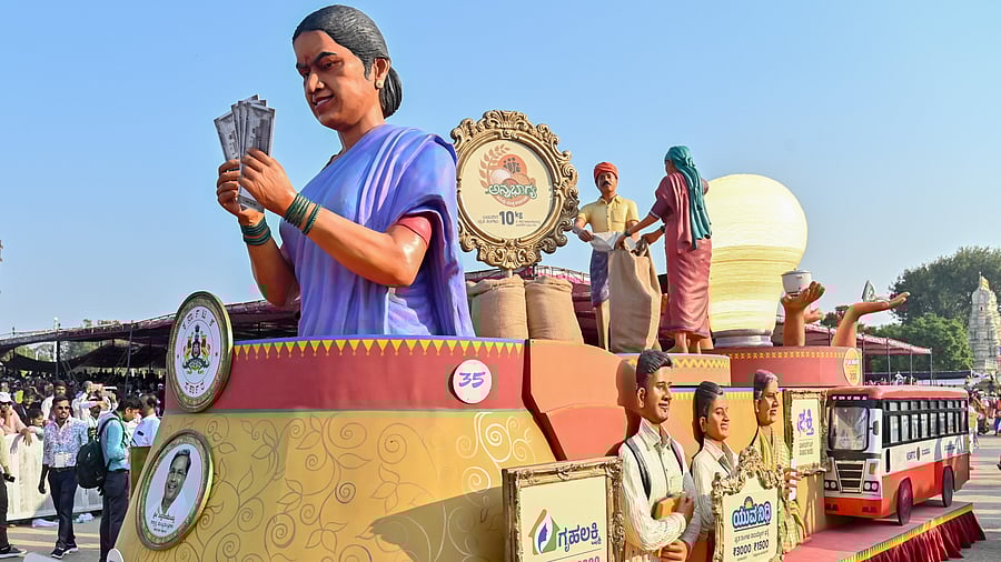 <div class="paragraphs"><p>The Department of Information and Public Relations featured guarantee schemes of the State government through the tableau.</p></div>